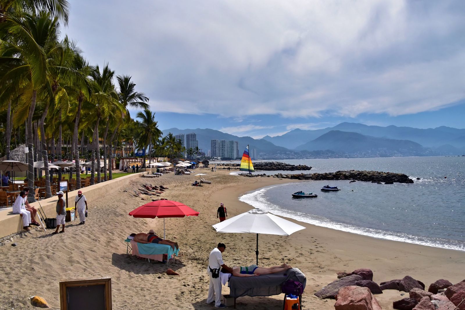 Vacanza in Messico: 20 idee su dove andare e cosa vedere nel 2026 10 Spiaggia con palme a Puerto Vallarta