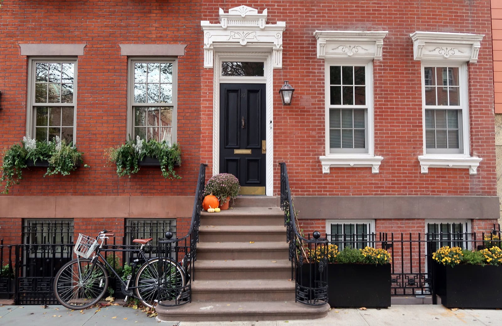 50 vinkkiä New Yorkin nähtävyyksiin: parhaat kohteet, paikat ja museot 2026 35 Tiilitalo portaineen Greenwich Villagessa