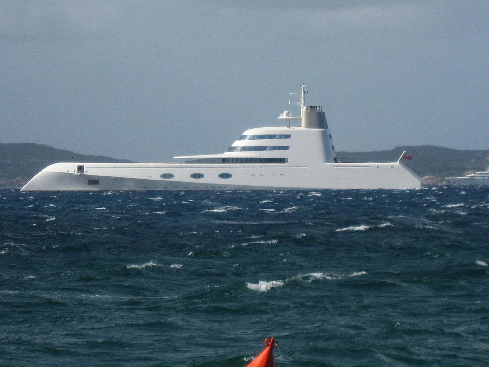 Costa Smeralda și nordul Sardiniei: 12 lucruri de văzut și făcut 2 Superiaht de lux lângă coasta Costa Smeralda