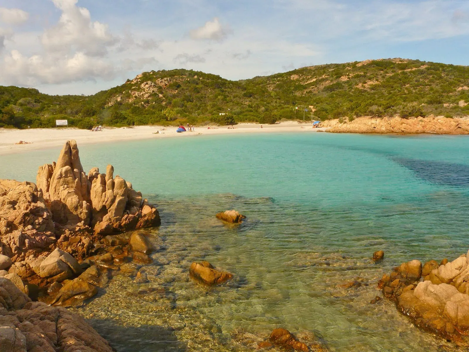 Costa Smeralda a sever Sardinie: 12 tipů, co vidět a dělat 3 Pláž Spiaggia del Principe na Costa Smeraldě