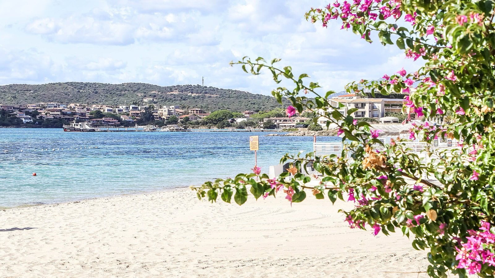 Costa Smeralda și nordul Sardiniei: 12 lucruri de văzut și făcut 8 Plajă liniștită în Golfo Aranci cu vedere spre insula Tavolara