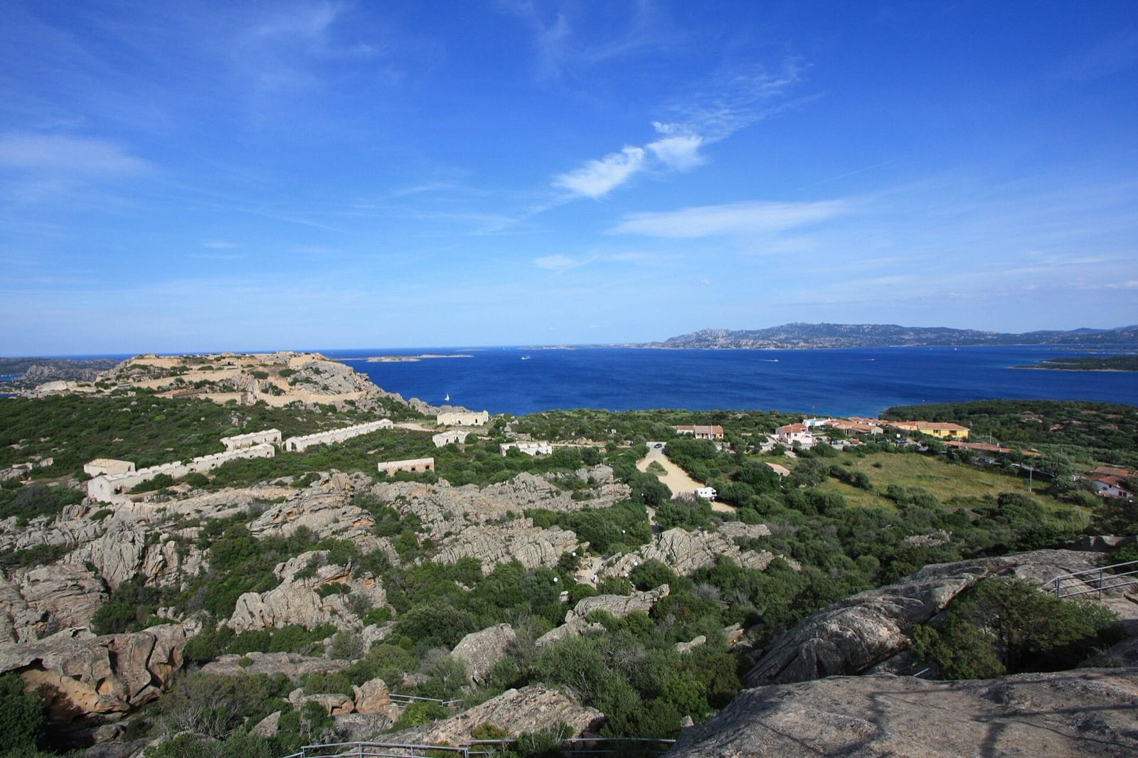 Costa Smeralda și nordul Sardiniei: 12 lucruri de văzut și făcut 14 Peisaj de granit la Capo d'Orso cu vedere spre arhipelagul La Maddalena