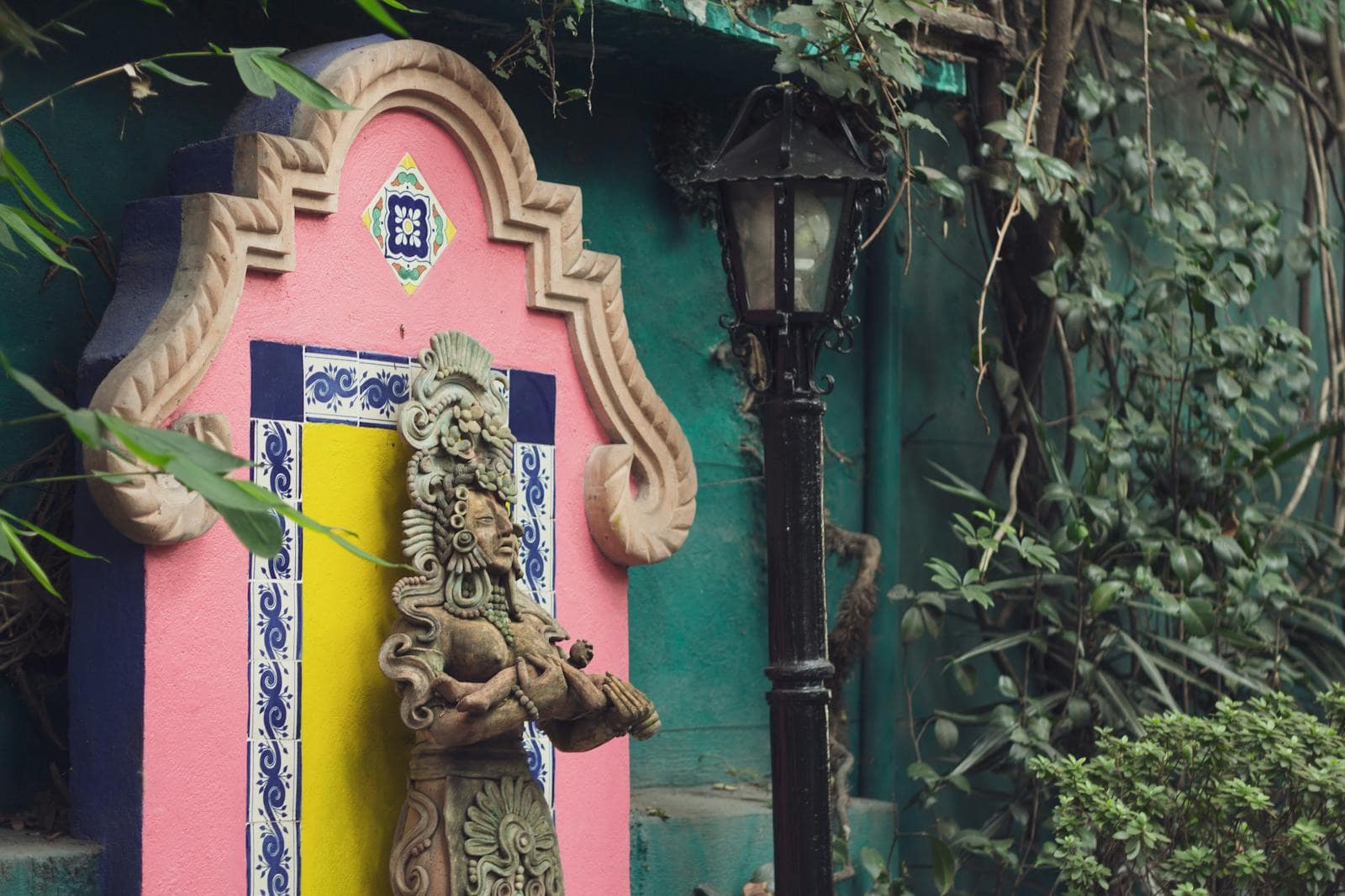 Barevné koloniální detaily ve čtvrti Coyoacán