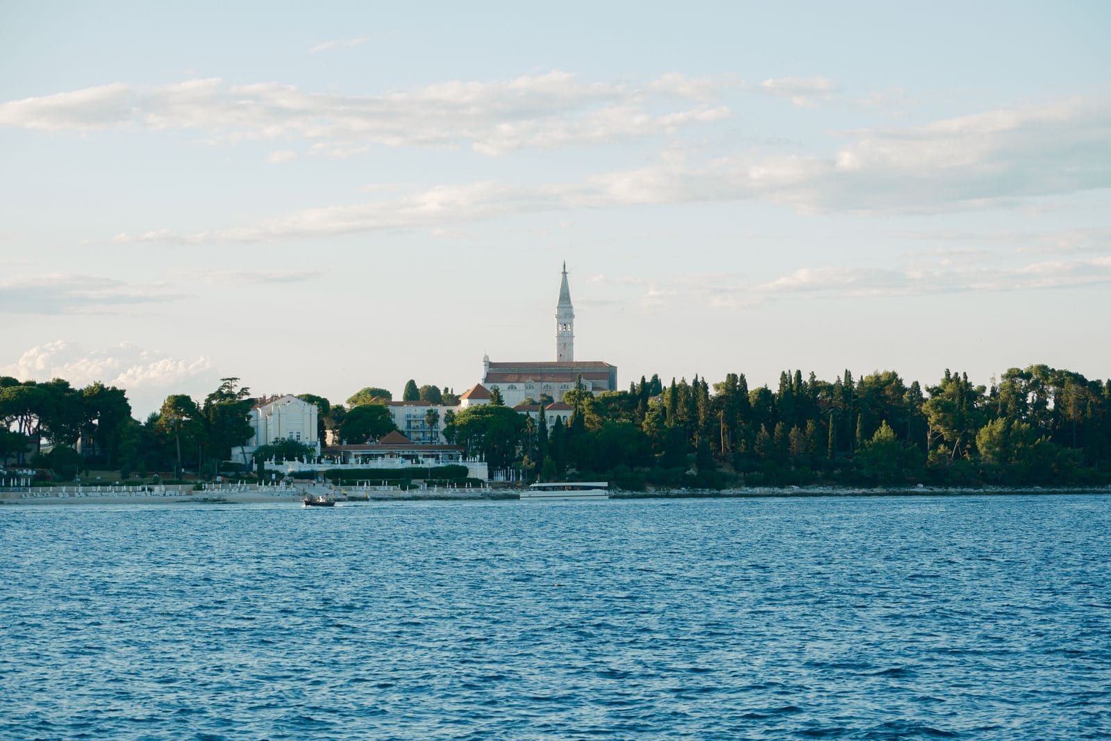 Chorvátsko autom: trasa, mýto, mapa a trajekty v roku 2026 145 Špecifiká šoférovania a dopravné predpisy