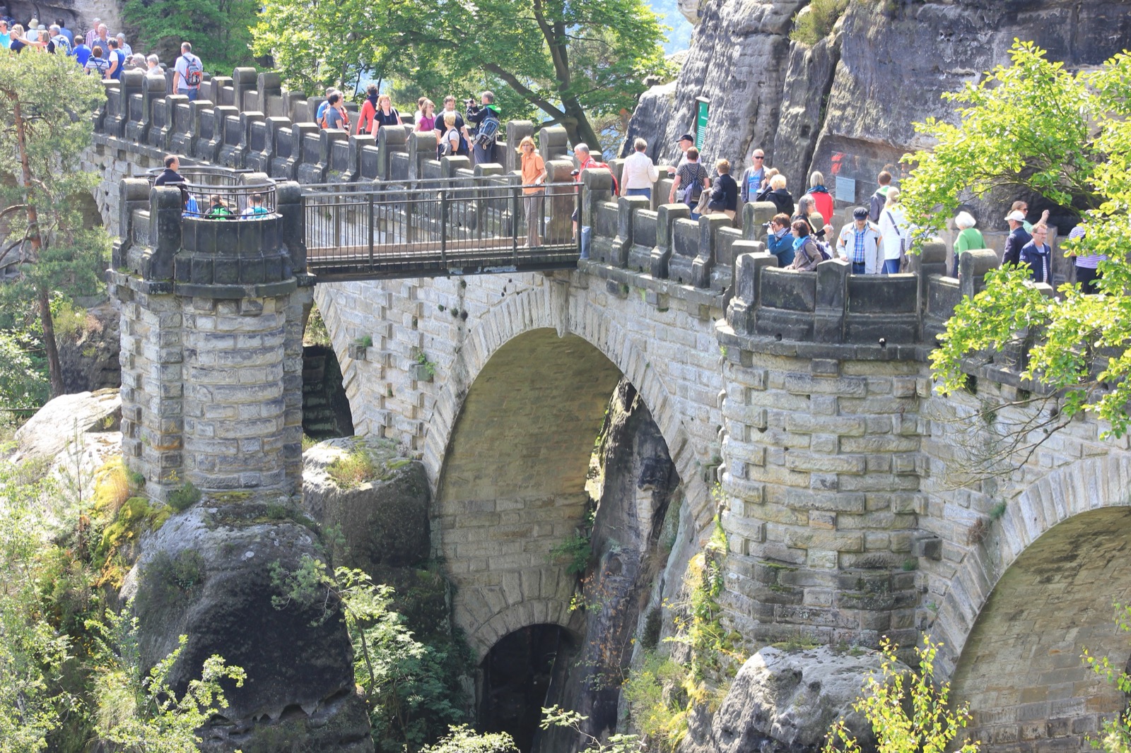 Böhmische Schweiz: 8 Sehenswürdigkeiten & Reiseführer 2026 10 Felsbrücke Bastei in der Sächsischen Schweiz hinter der Grenze
