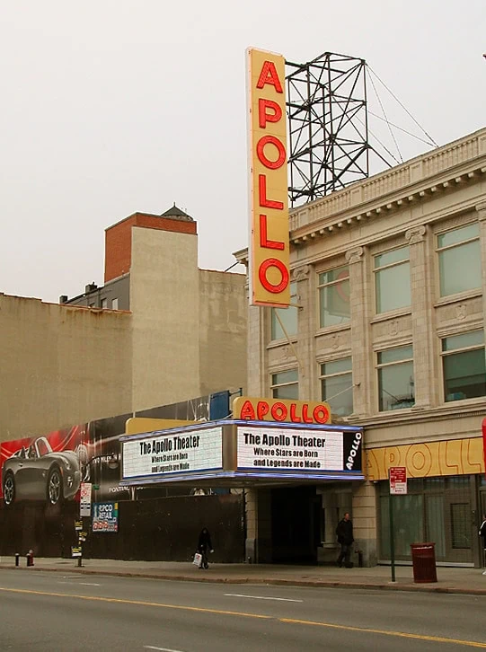 Bairros de Nova York: 15 dicas do que ver no Brooklyn, Queens e Harlem 2026 8 Letreiro do Apollo Theater no Harlem