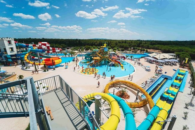 Beste aquaparken in Kroatië: 7 tips voor 2026 8 Luchtfoto van aquapark Dalmaland bij Biograd