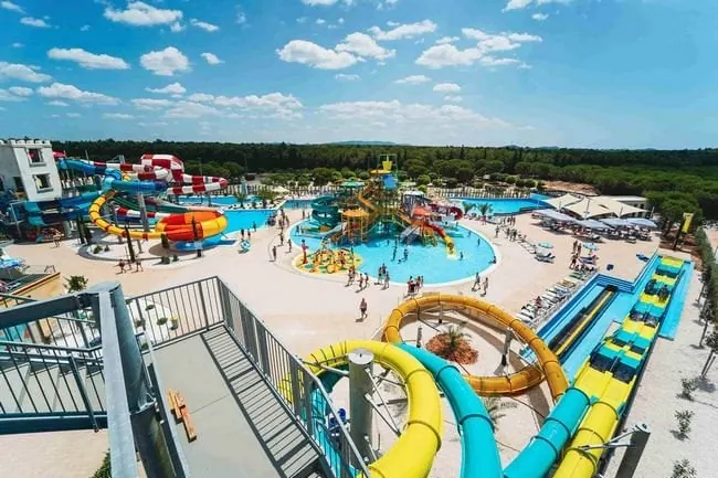A legjobb horvátországi aquaparkok: 7 tipp, hova érdemes menni 2026-ban 8 Légi felvétel a Dalmaland aquaparkról Biograd mellett