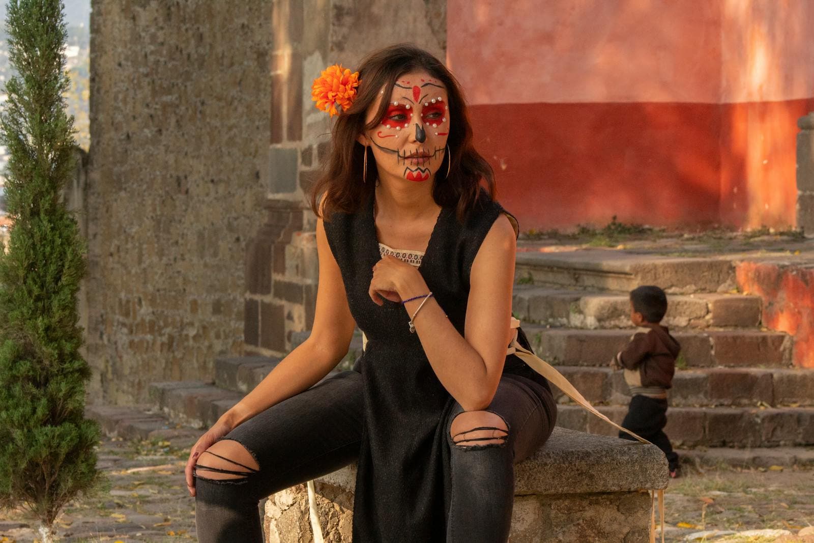 Kobieta w makijażu Catriny na Día de Muertos