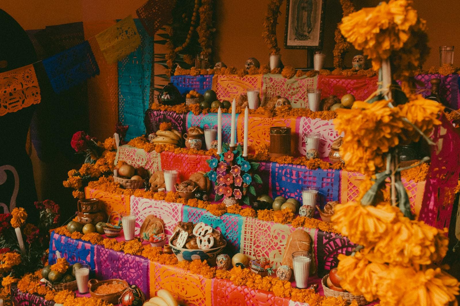 Kolorowy ołtarz ofrenda z aksamitkami i papel picado