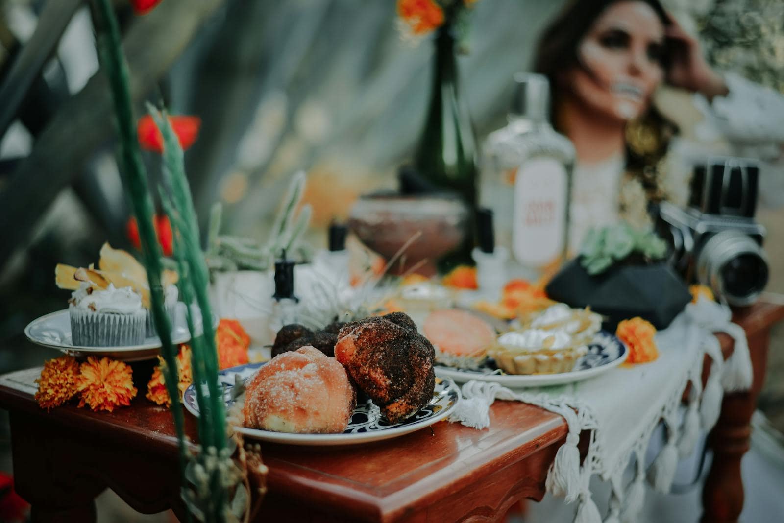 Tradycyjny pan de muerto i ołtarz