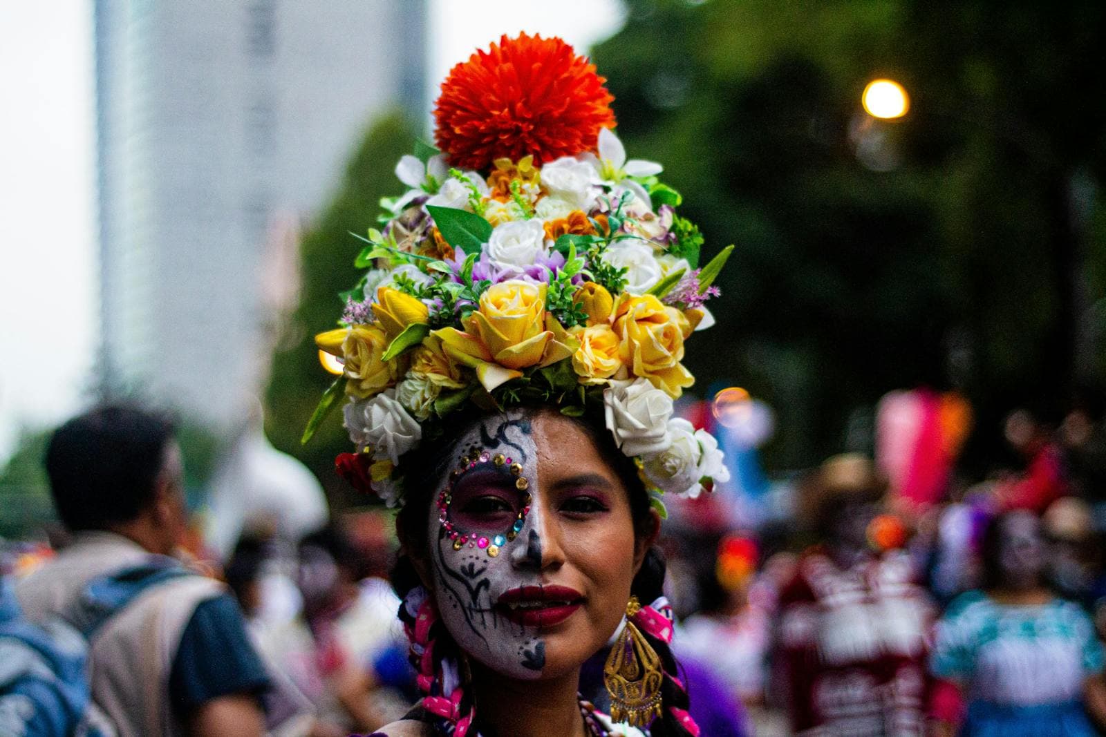 Catrina z kwiatową koroną na paradzie
