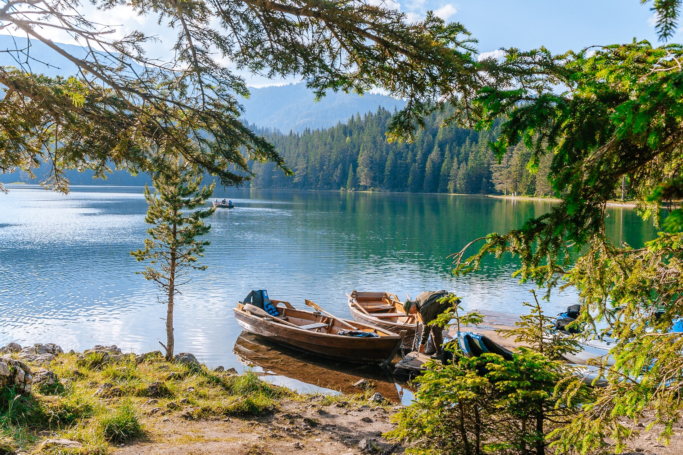 NP Durmitor a Žabljak: 12 tipů na túry, Crno jezero a Bobotov kuk 5 Dřevěné loďky na břehu Crna jezera v Durmitoru