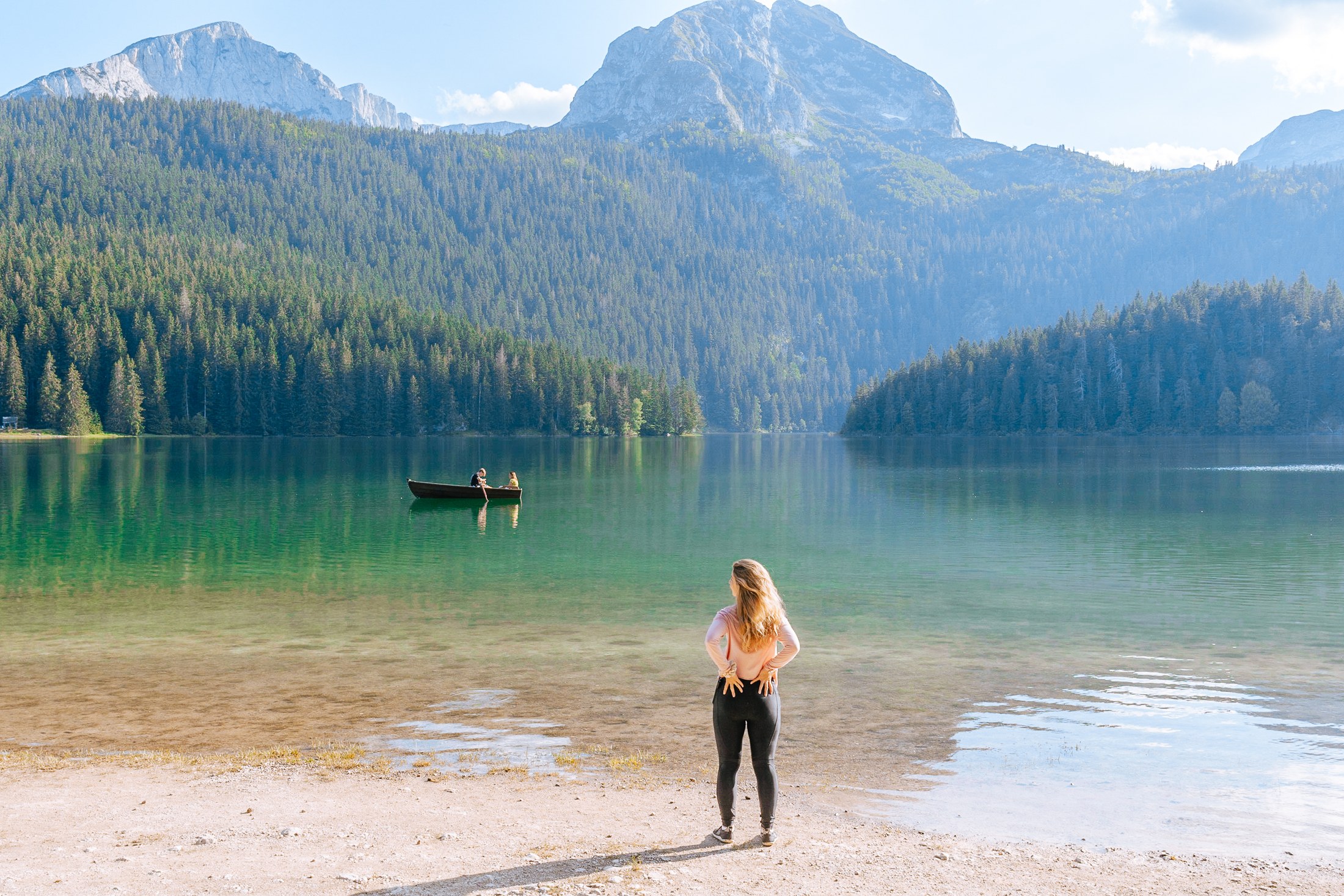 NP Durmitor a Žabljak: 12 tipů na túry, Crno jezero a Bobotov kuk 1 Crno jezero v NP Durmitor s výhledem na štíty