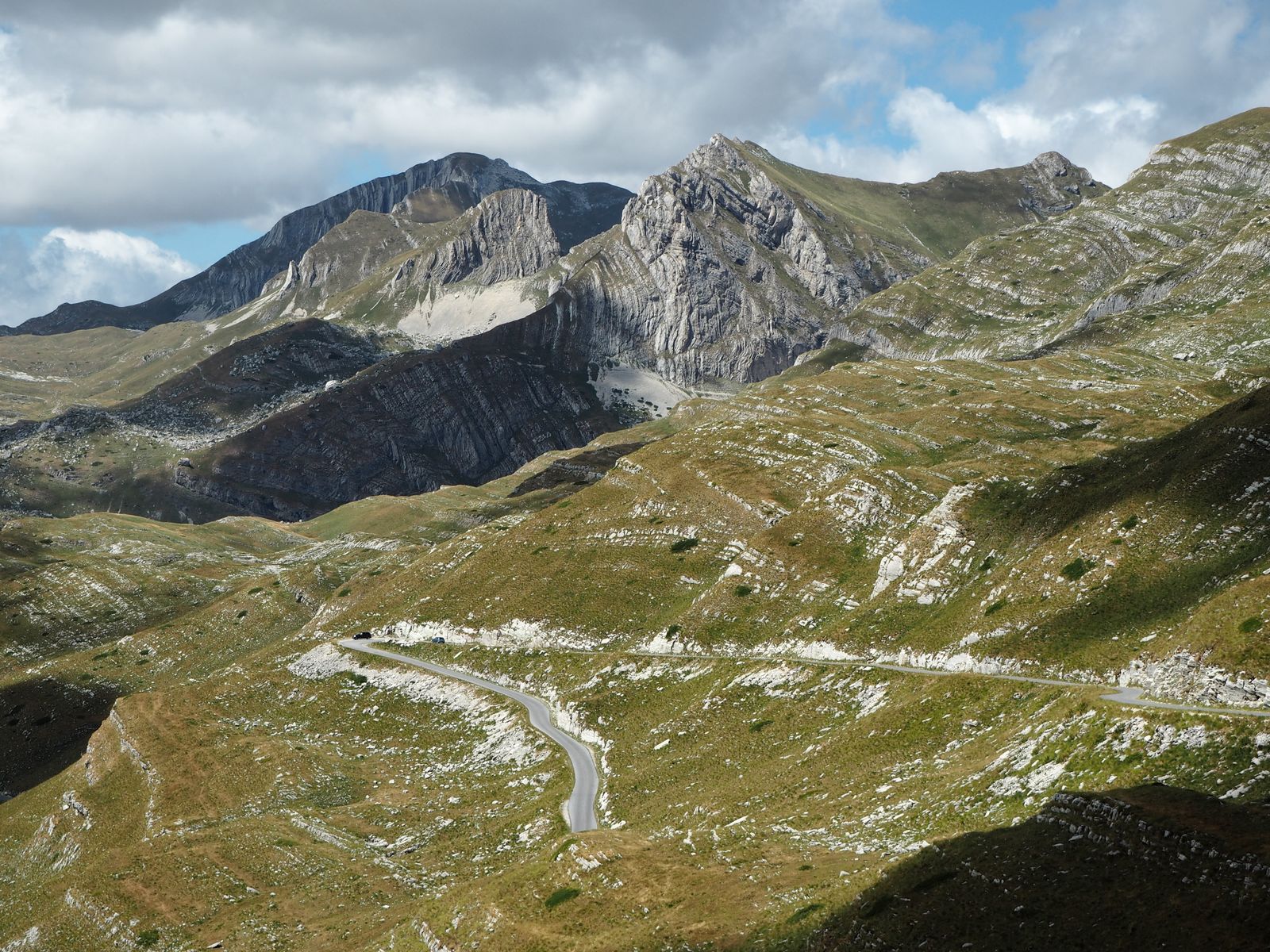 NP Durmitor a Žabljak: 12 tipů na túry, Crno jezero a Bobotov kuk 9 Planinica: Dlouhý trek za nekonečnými výhledy