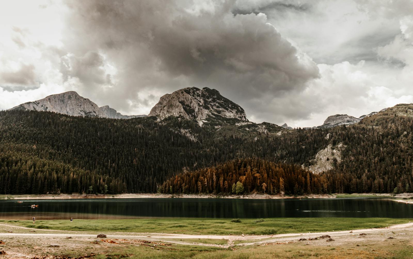 NP Durmitor a Žabljak: 12 tipů na túry, Crno jezero a Bobotov kuk 8 Prutaš: Fotogenická hora s pruhovanými svahy