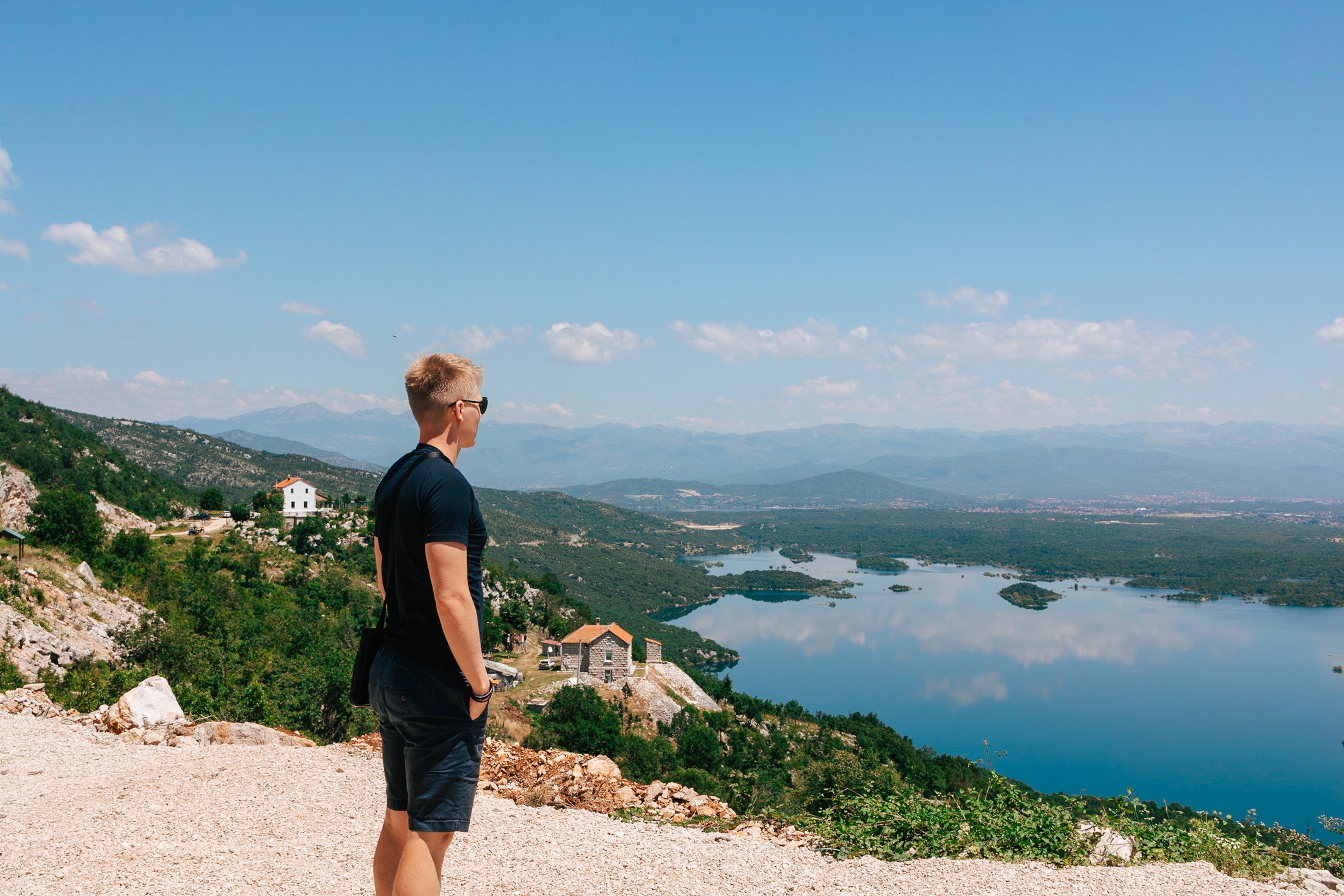 NP Durmitor a Žabljak: 12 tipů na túry, Crno jezero a Bobotov kuk 17 Vyhlídka na Slansko jezero u Nikšiće cestou na Durmitor