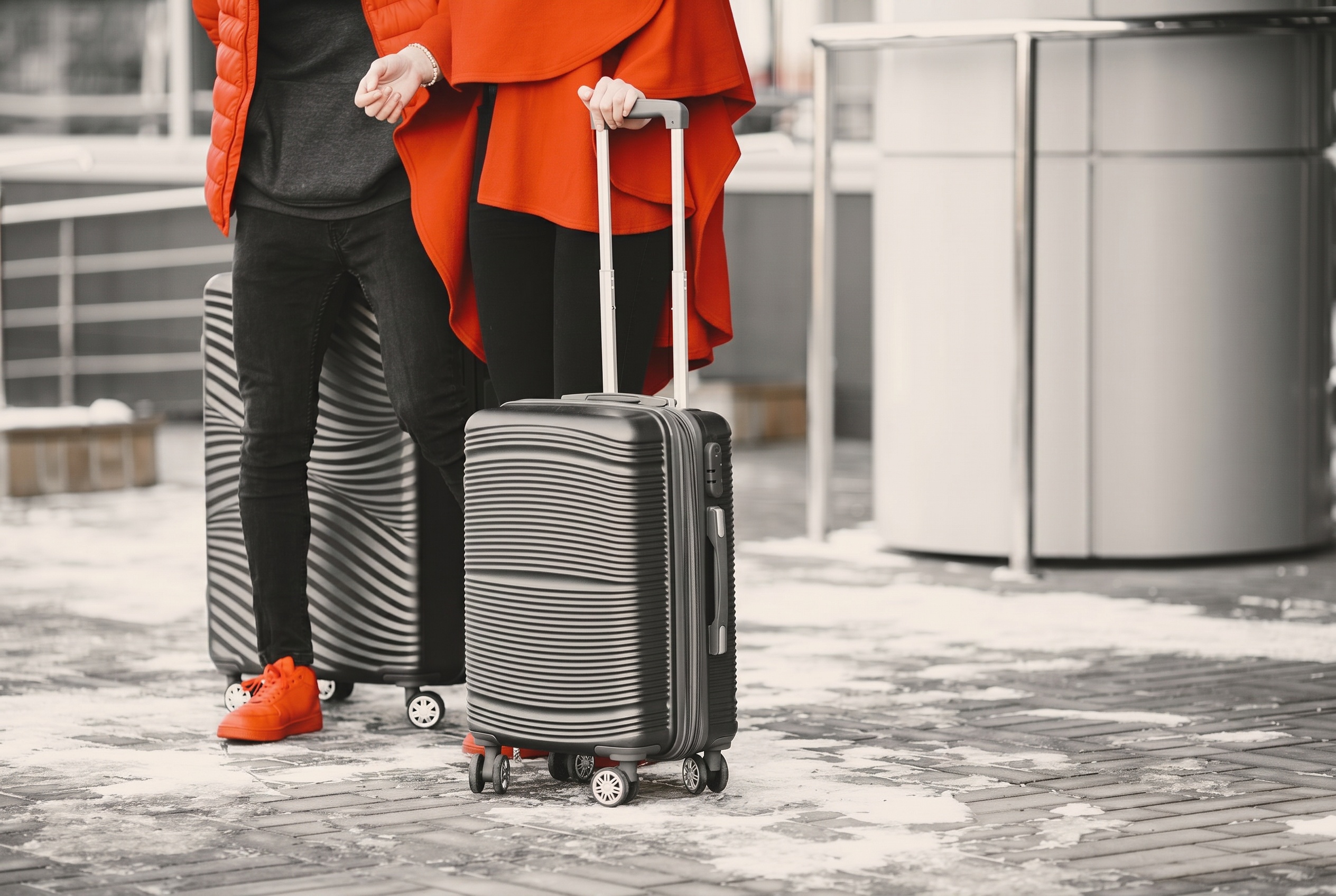 easyJet Gepäck 2026: Handgepäck, Aufgabegepäck, Maße und Gebühren 2 Reisende mit aufgegebenen Koffern am Flughafen