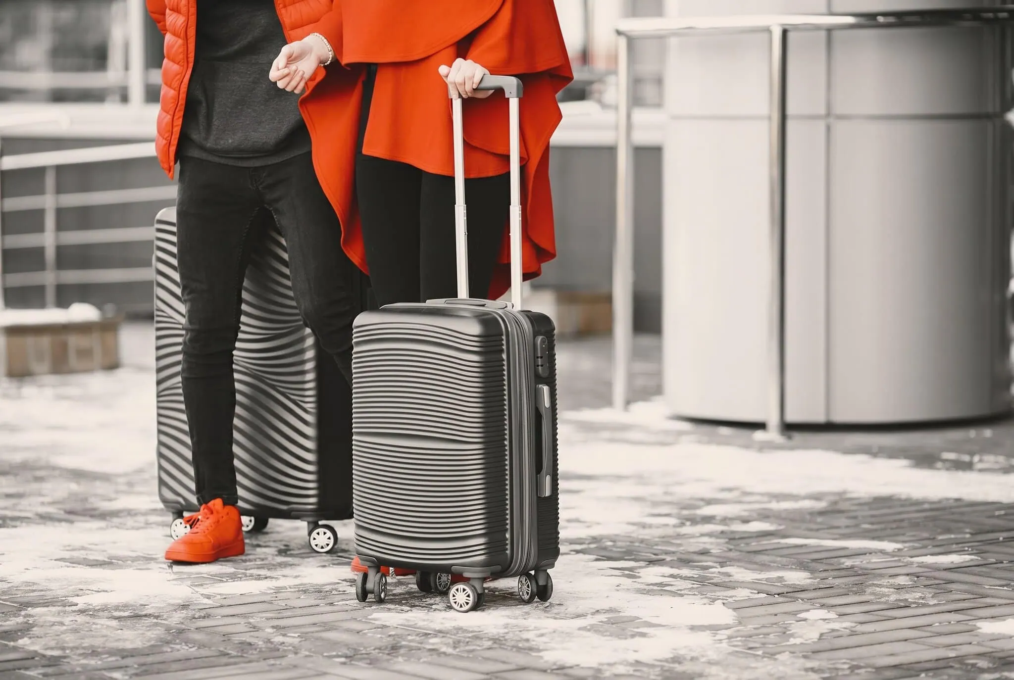 easyJet bagage 2026: handbagage, incheckat, mått och avgifter 2 Passagerare med incheckade resväskor på flygplatsen