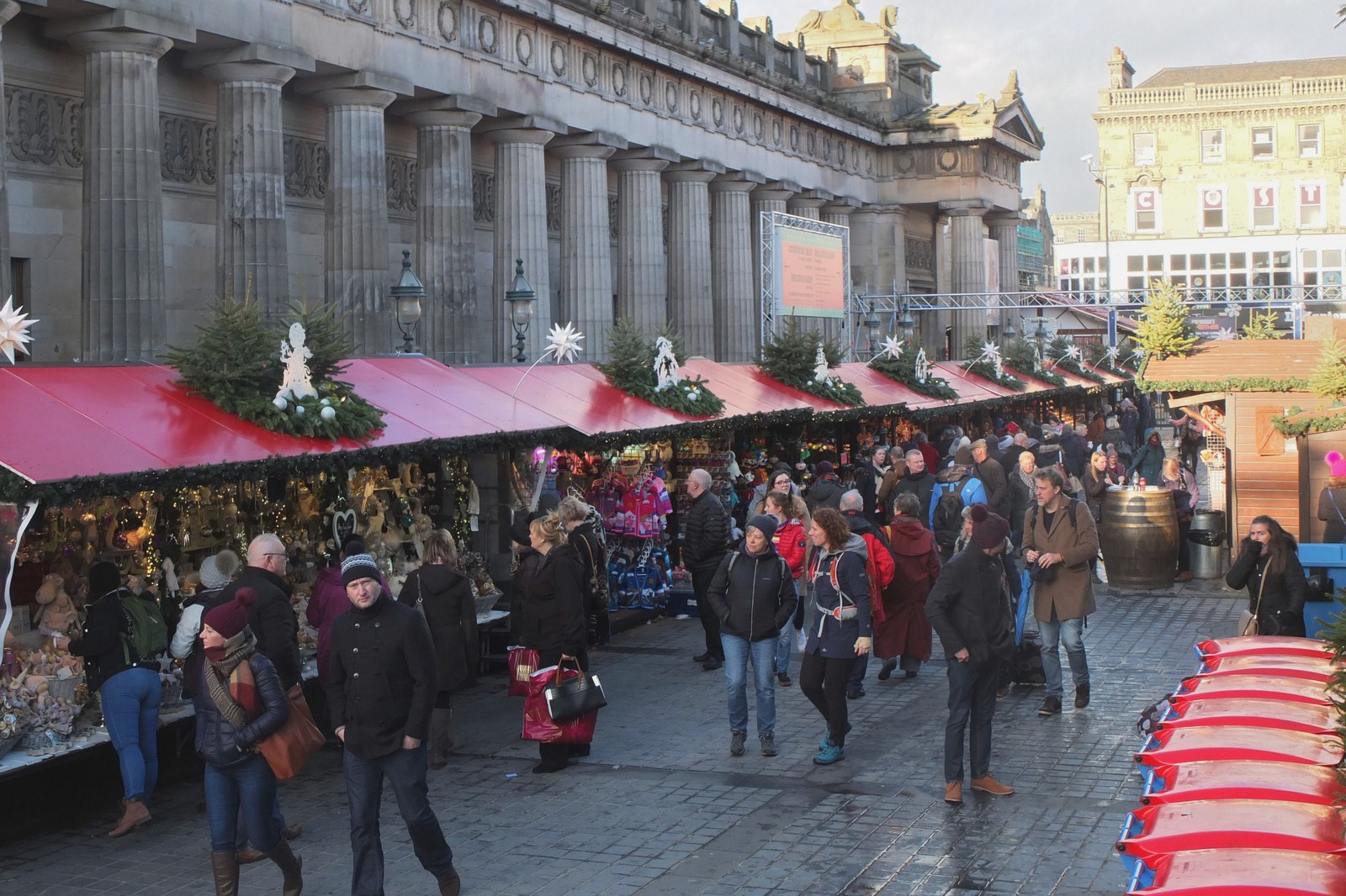 Édimbourg : 31 choses à voir et à faire en 2026 36 Marché de Noël au pied du château d'Édimbourg