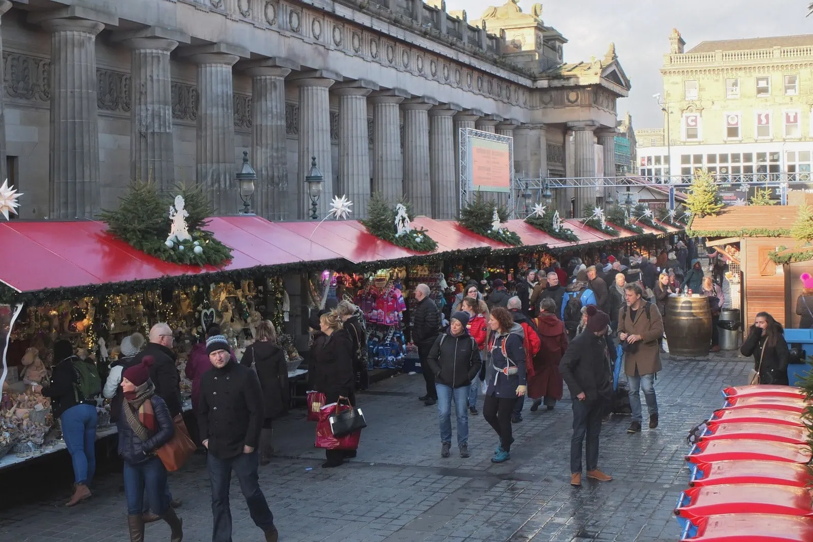 Edinburgh, Skócia: 31 tipp, mit érdemes látni és csinálni 2026-ban 36 Karácsonyi vásár az Edinburgh-i vár alatt