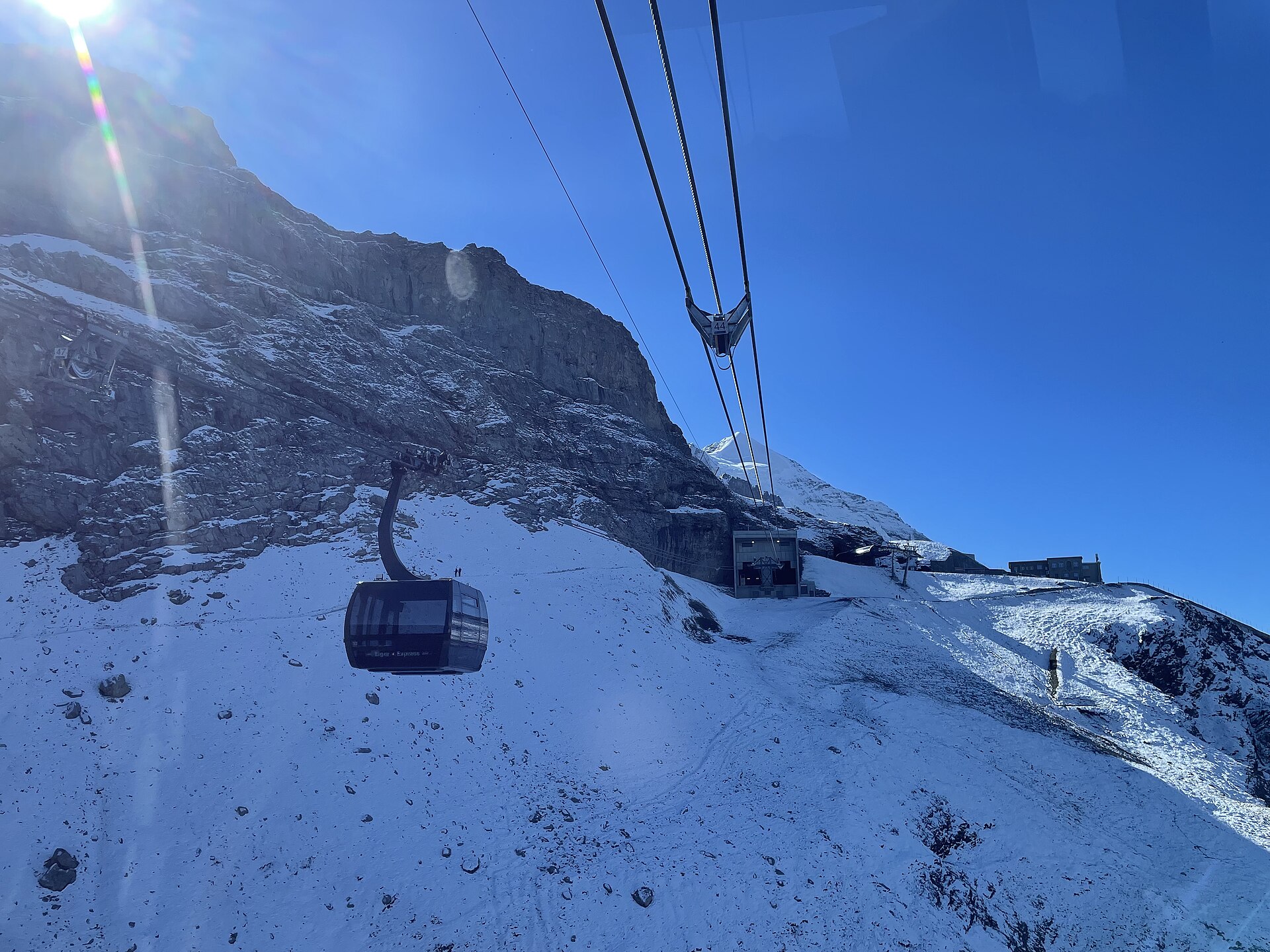 Grindelwald (Suiza): 14 cosas que ver y hacer (First, Bachalpsee y Jungfraujoch) 2026 11 Cabina del teleférico Eiger Express sobre Grindelwald