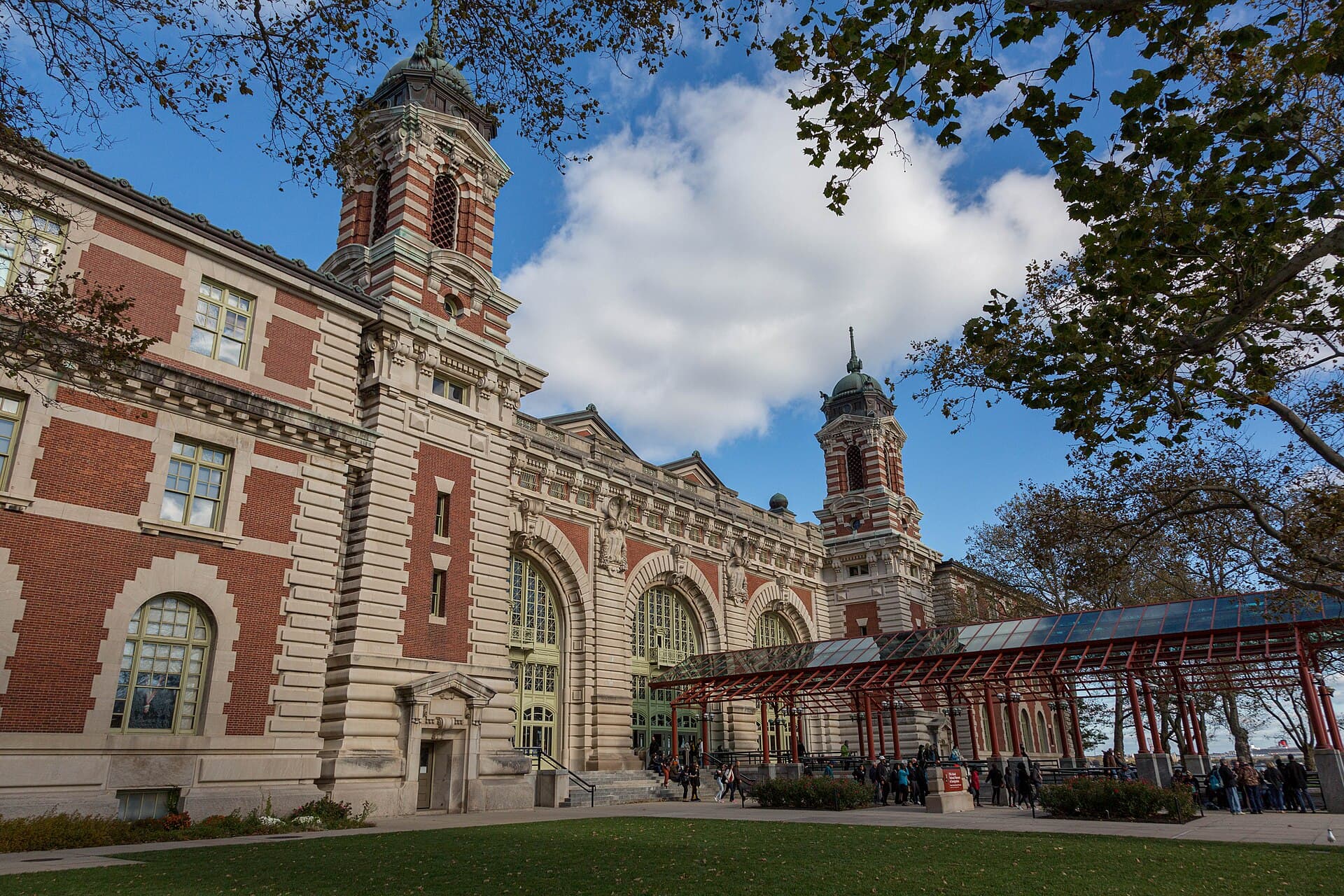 Statuia Libertății, New York: bilete, feribot și cum ajungi la coroană în 2026 4 Clădirea principală a muzeului imigrației de pe Ellis Island