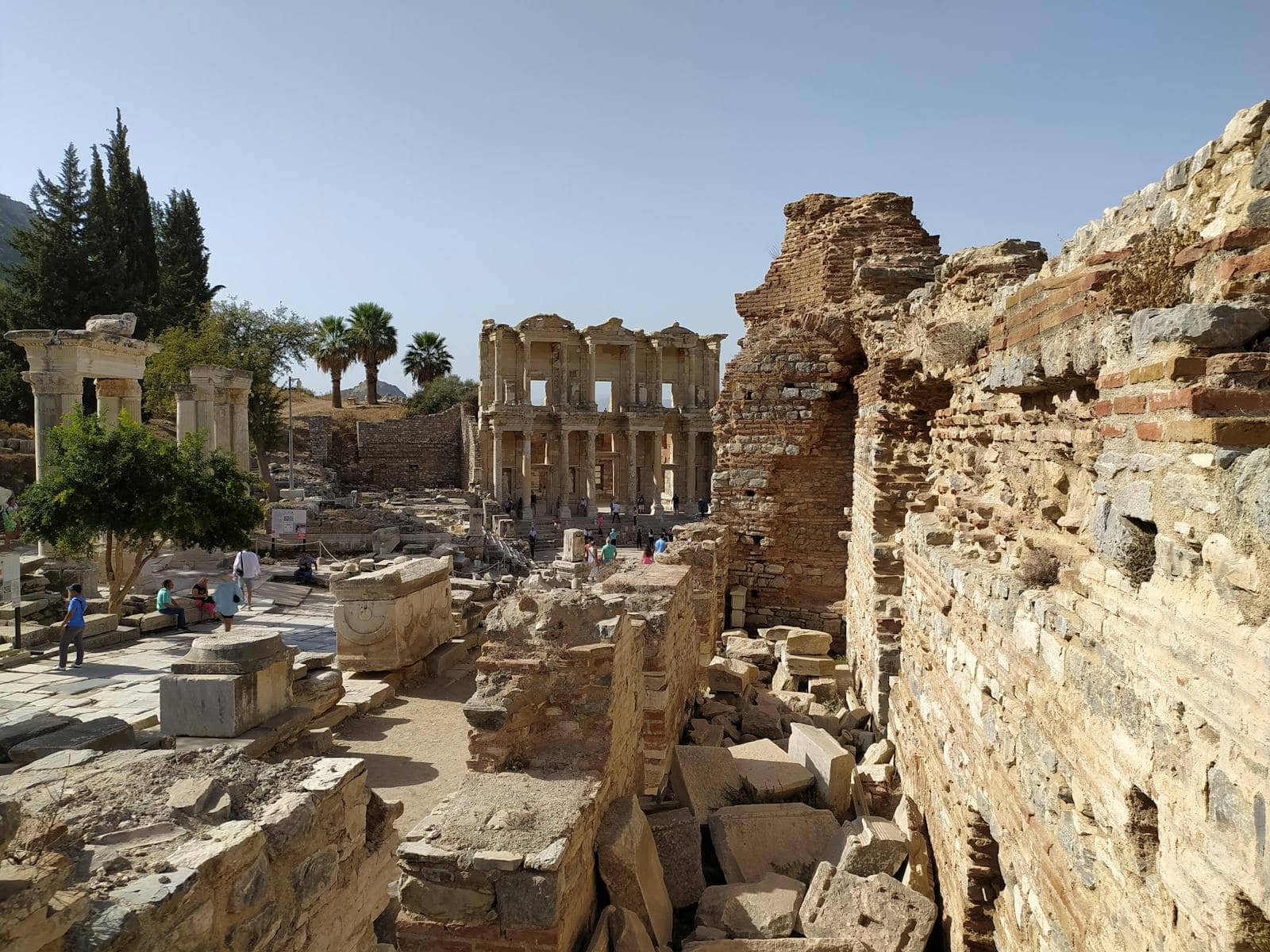 Efes (Ephesus): 13 sfaturi pentru orașul antic și împrejurimi în 2026 6 Strada Curetes, Templul lui Hadrian și toaletele antice