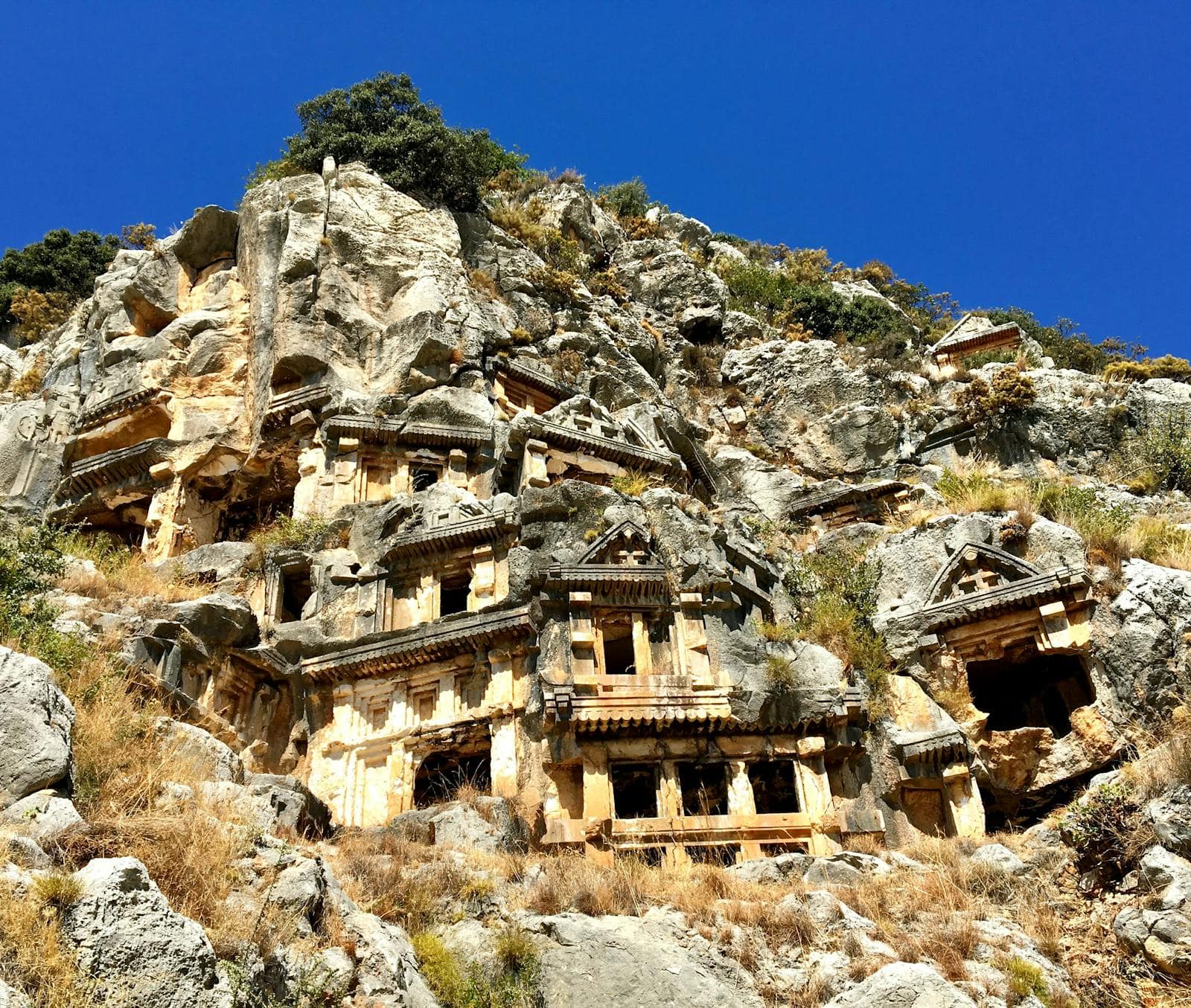 Fethiye și Ölüdeniz: Blue Lagoon și parapantă — 12 sfaturi pentru 2026 8 Mormintele licene săpate în stâncă deasupra orașului Fethiye