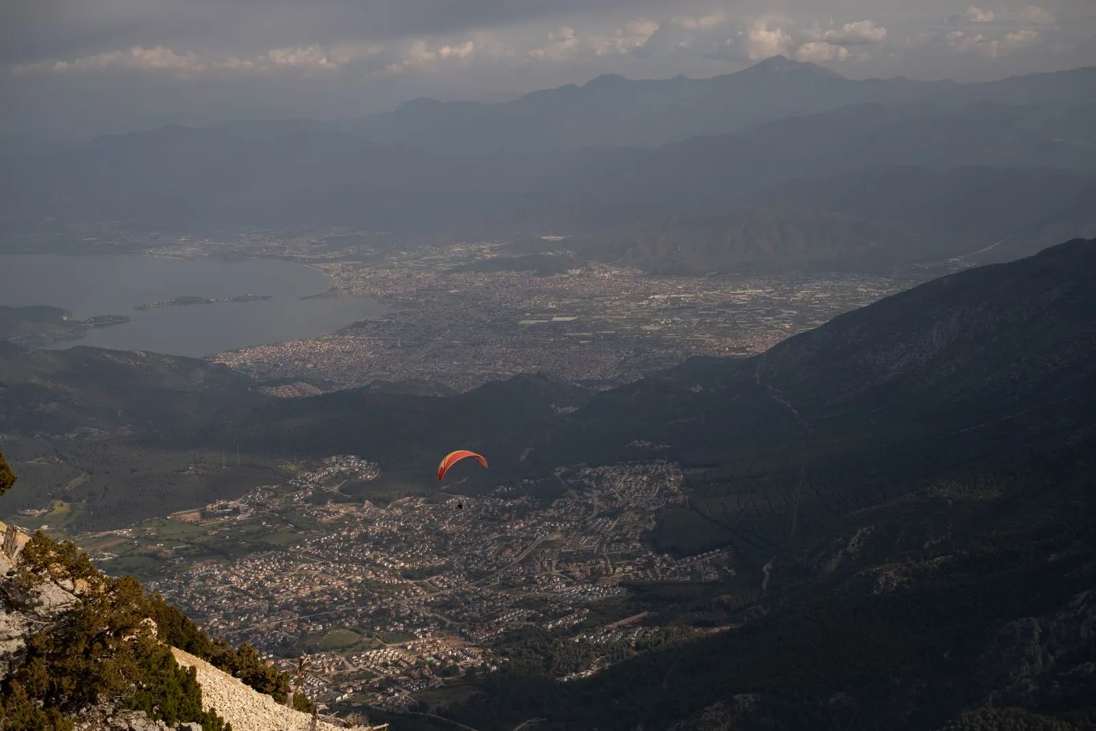 Fethiye en Ölüdeniz in Turkije: Blue Lagoon en paragliden — 12 tips voor 2026 4 Paragliden vanaf de berg Babadağ