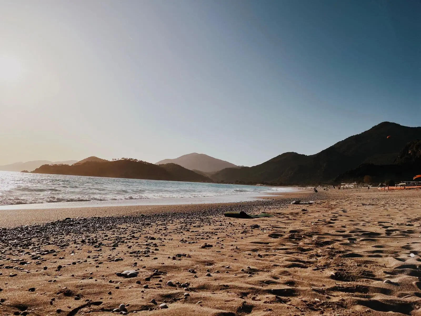Fethiye en Ölüdeniz in Turkije: Blue Lagoon en paragliden — 12 tips voor 2026 14 Zonsondergang op Çalış Beach