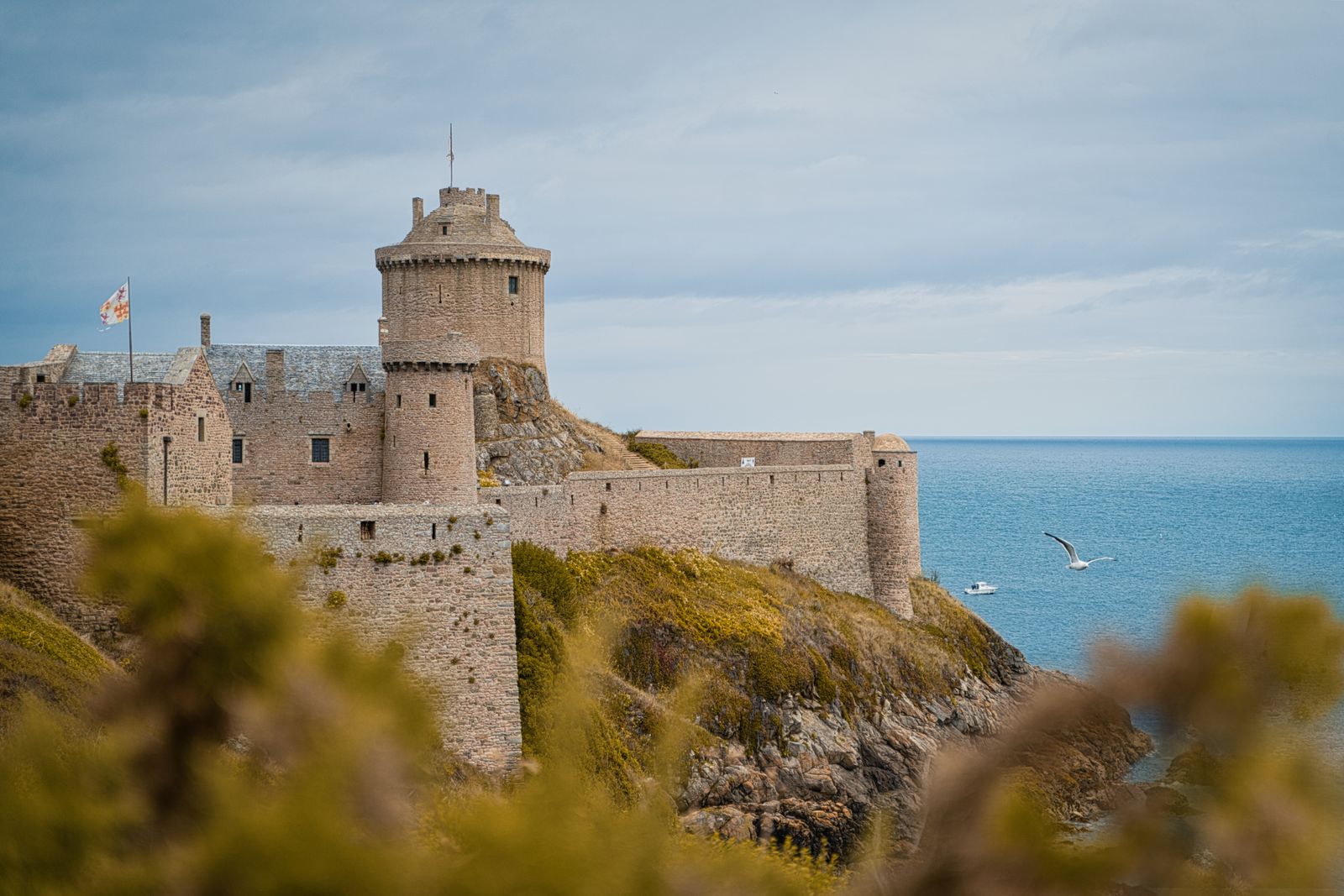 Fort la Latte tyciaci sa nad oceanom