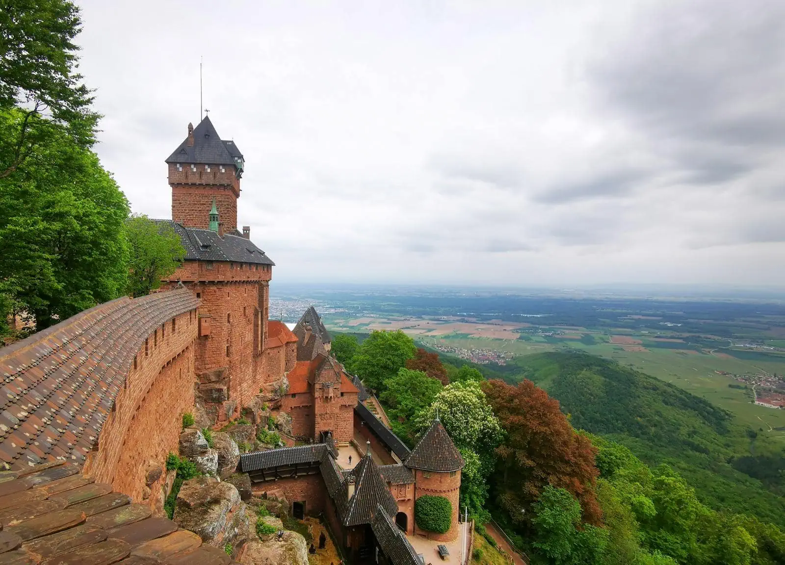 Alsace i Frankrike: 12 vackraste byarna längs vinvägen 2026 12 Slottet Haut-Koenigsbourg på en kulle ovanför Alsace