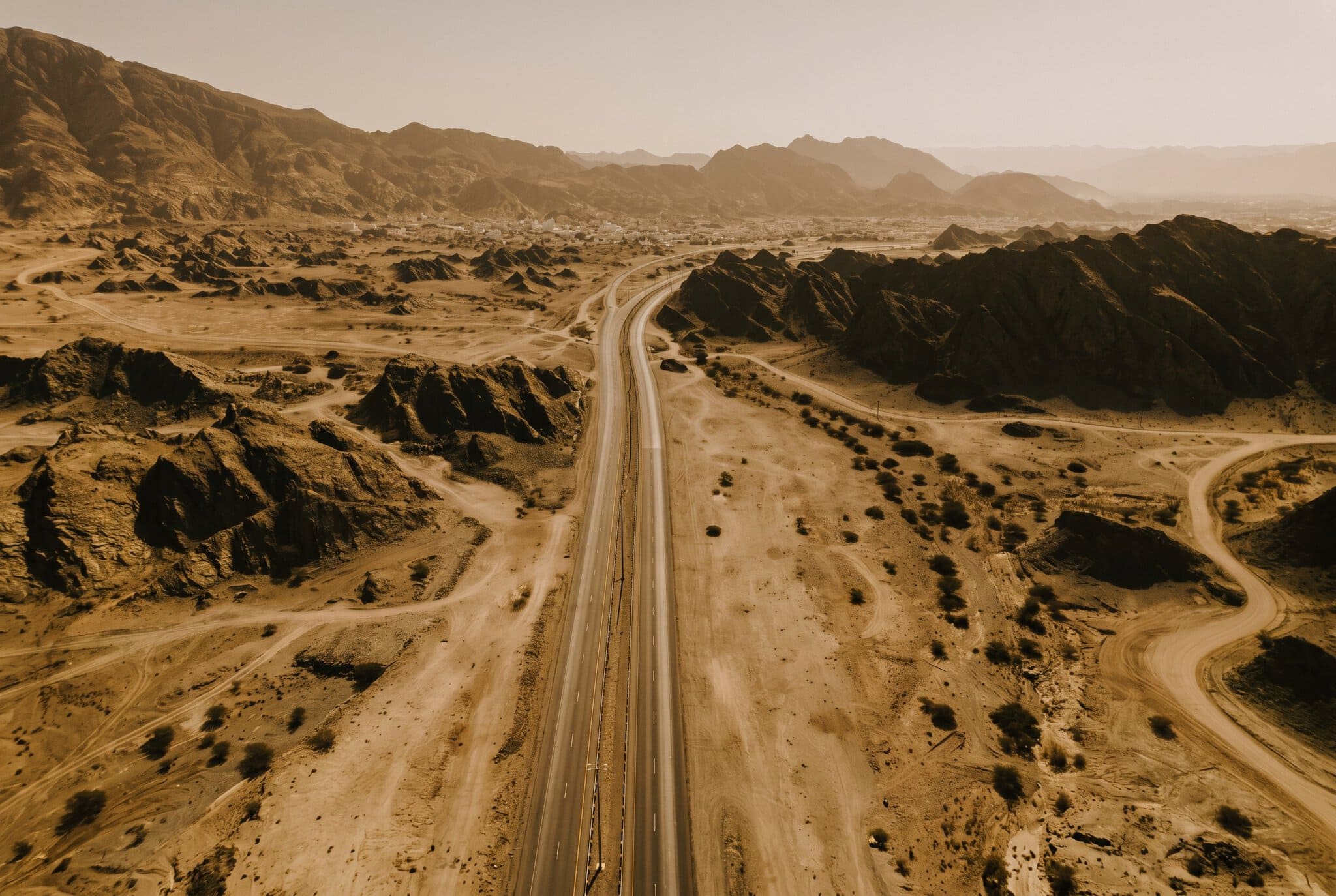 Vacanță în Oman: 21 de locuri de văzut și când să mergi în 2026 3 Șosea prin deșertul omanez