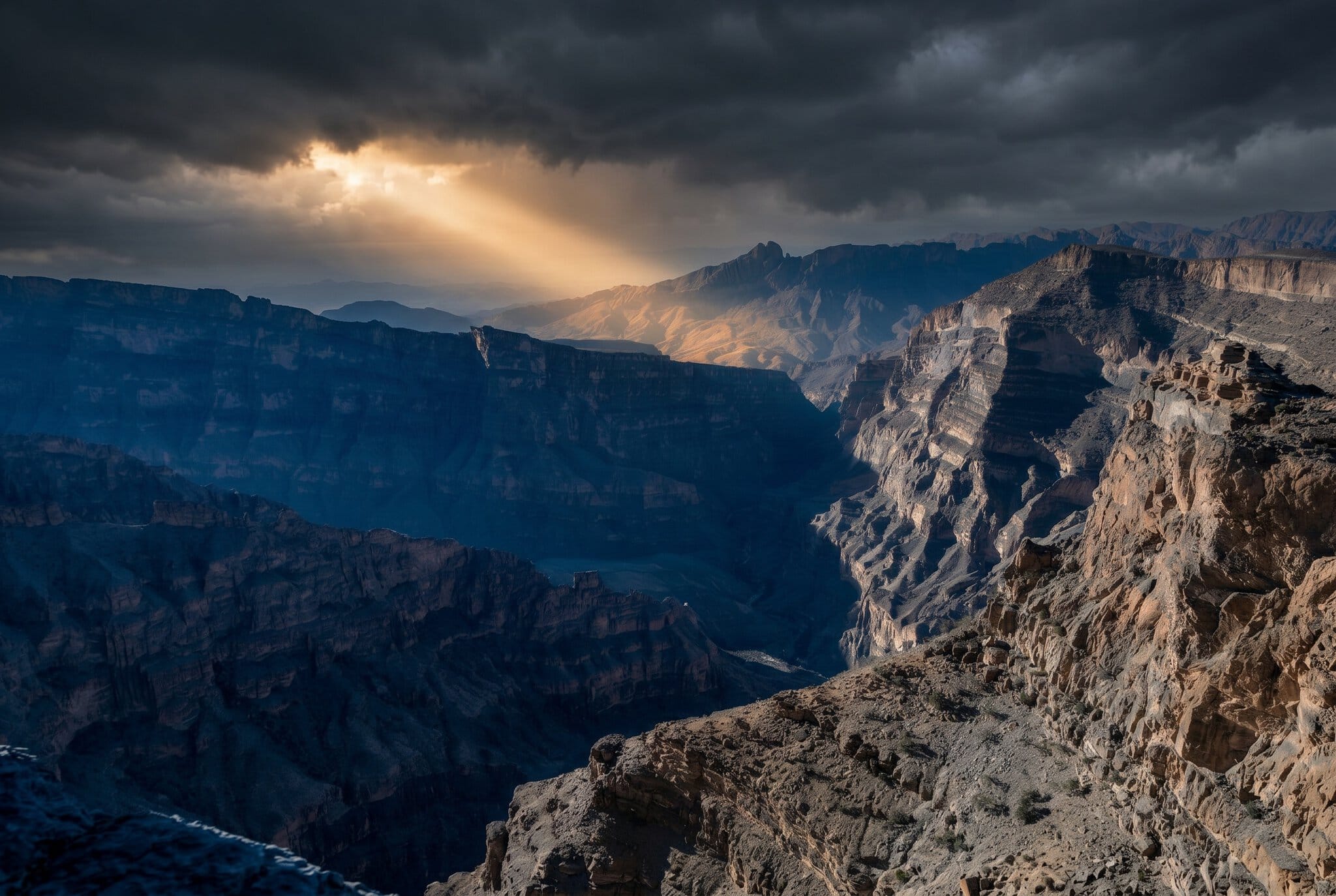 Vacanță în Oman: 21 de locuri de văzut și când să mergi în 2026 12 Canionul Jebel Shams, Marele Canion al Arabiei