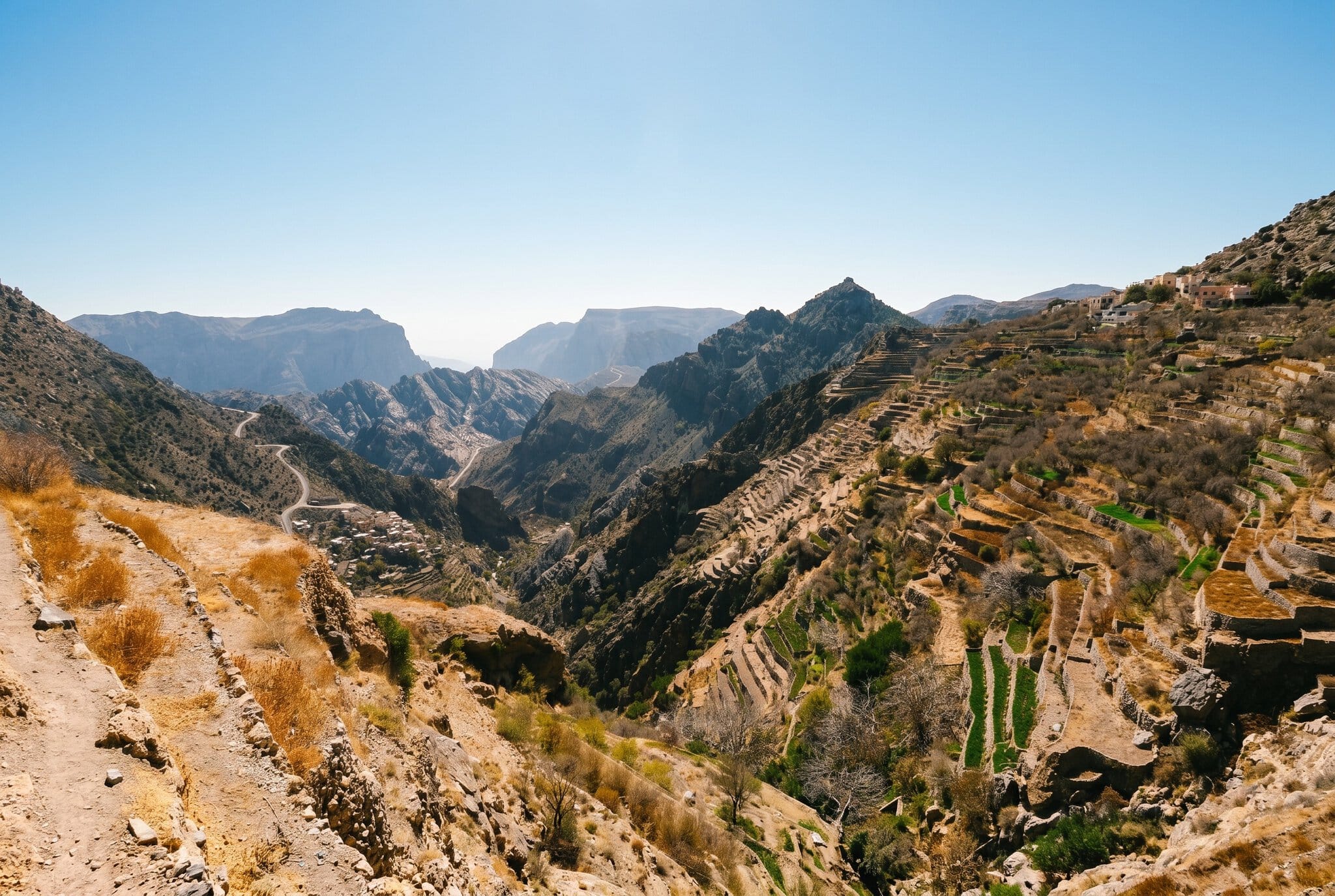 Vacanță în Oman: 21 de locuri de văzut și când să mergi în 2026 13 Terasele de pe Jebel Akhdar (Muntele Verde)