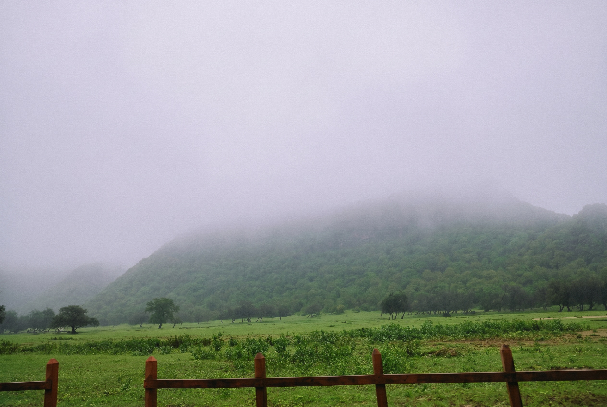 Zelená krajina a vodopády u Salalah v sezóně khareef