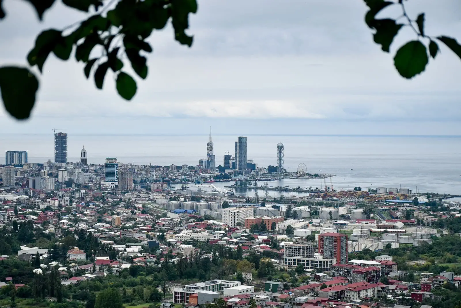 Wann nach Georgien reisen? Wetter und beste Reisezeit Monat für Monat 2026 17 Temperatur des Schwarzen Meeres in Batumi Monat für Monat