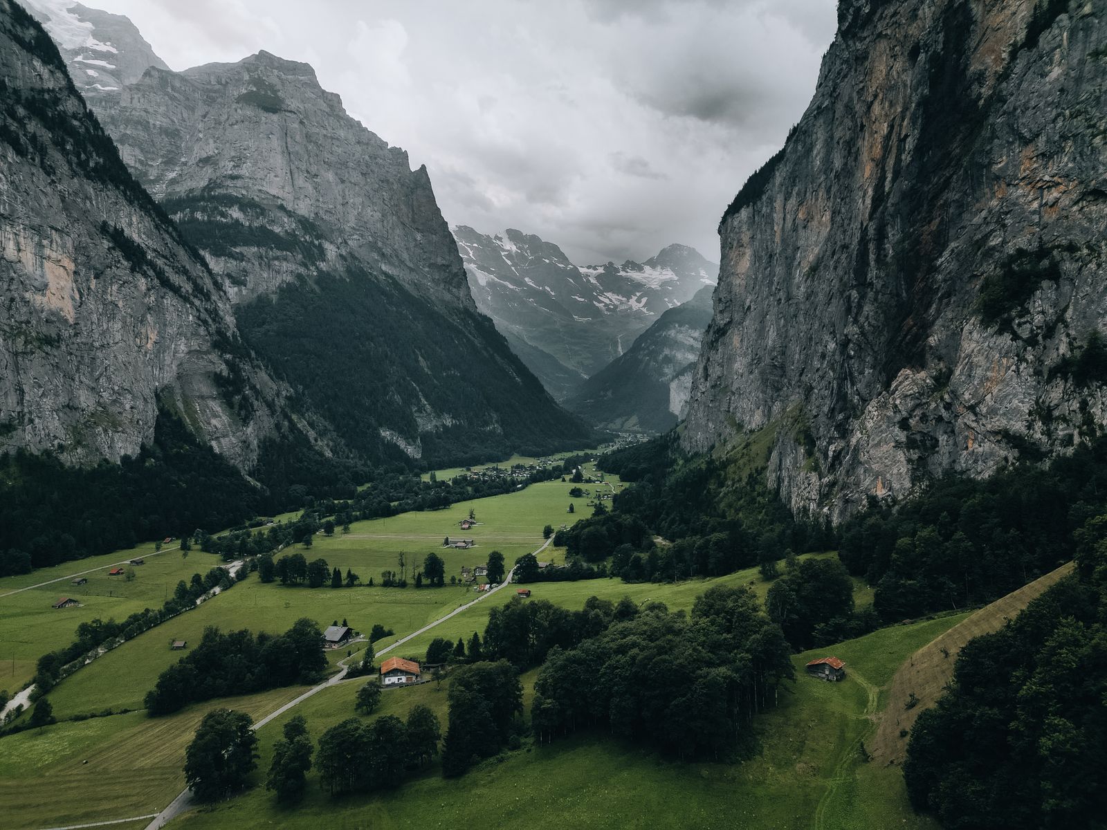 Lauterbrunnen: 12 tipů, co vidět v údolí 72 vodopádů 12 Gimmelwald a Honesty shops