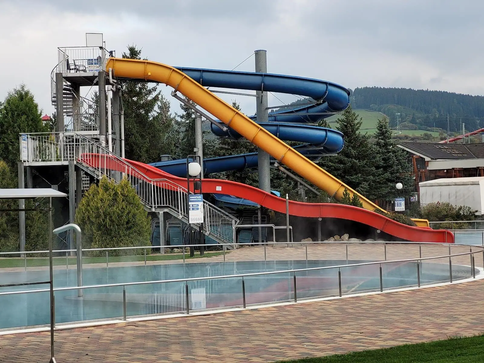 Najlepšie aquaparky na Slovensku: 8 tipov, kam vyraziť s deťmi 2026 4 Toboganová veža v aquaparku Gino Paradise Bešeňová
