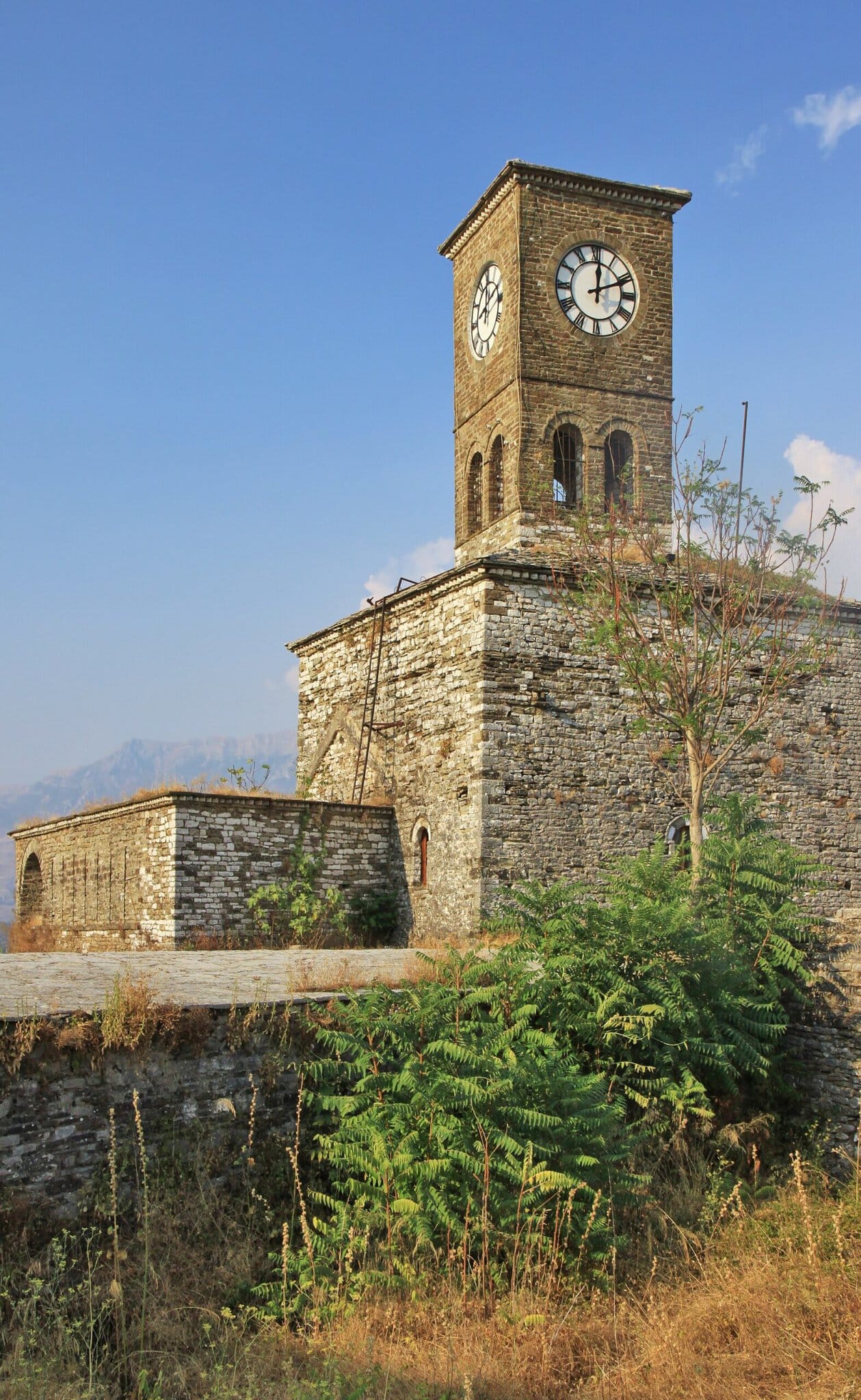 Gjirokastër, Albânia: 8 dicas para a cidade de pedra e o castelo 3 Castelo de Gjirokastër (Kalaja) e o avião T-33