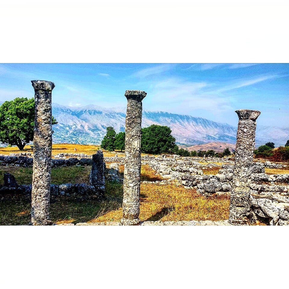 Gjirokastër, Albânia: 8 dicas para a cidade de pedra e o castelo 10 Colunas antigas no parque arqueológico de Antigonea