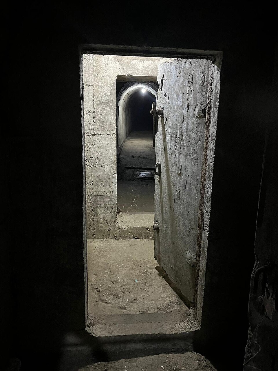 Gjirokastër, Albânia: 8 dicas para a cidade de pedra e o castelo 6 Entrada do Túnel antinuclear da Guerra Fria