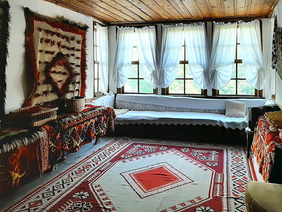 Gjirokastër, Albânia: 8 dicas para a cidade de pedra e o castelo 7 Interior otomano ricamente decorado do Museu Etnográfico