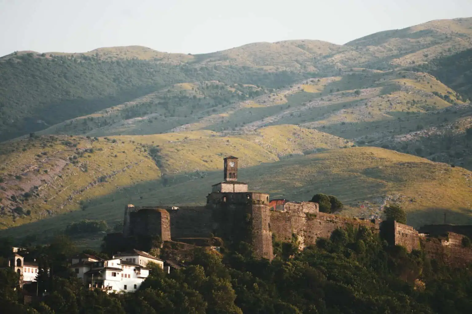 Albánie 2 Gjirokastra: 8 tipů na kamenné město a hrad v Albánii