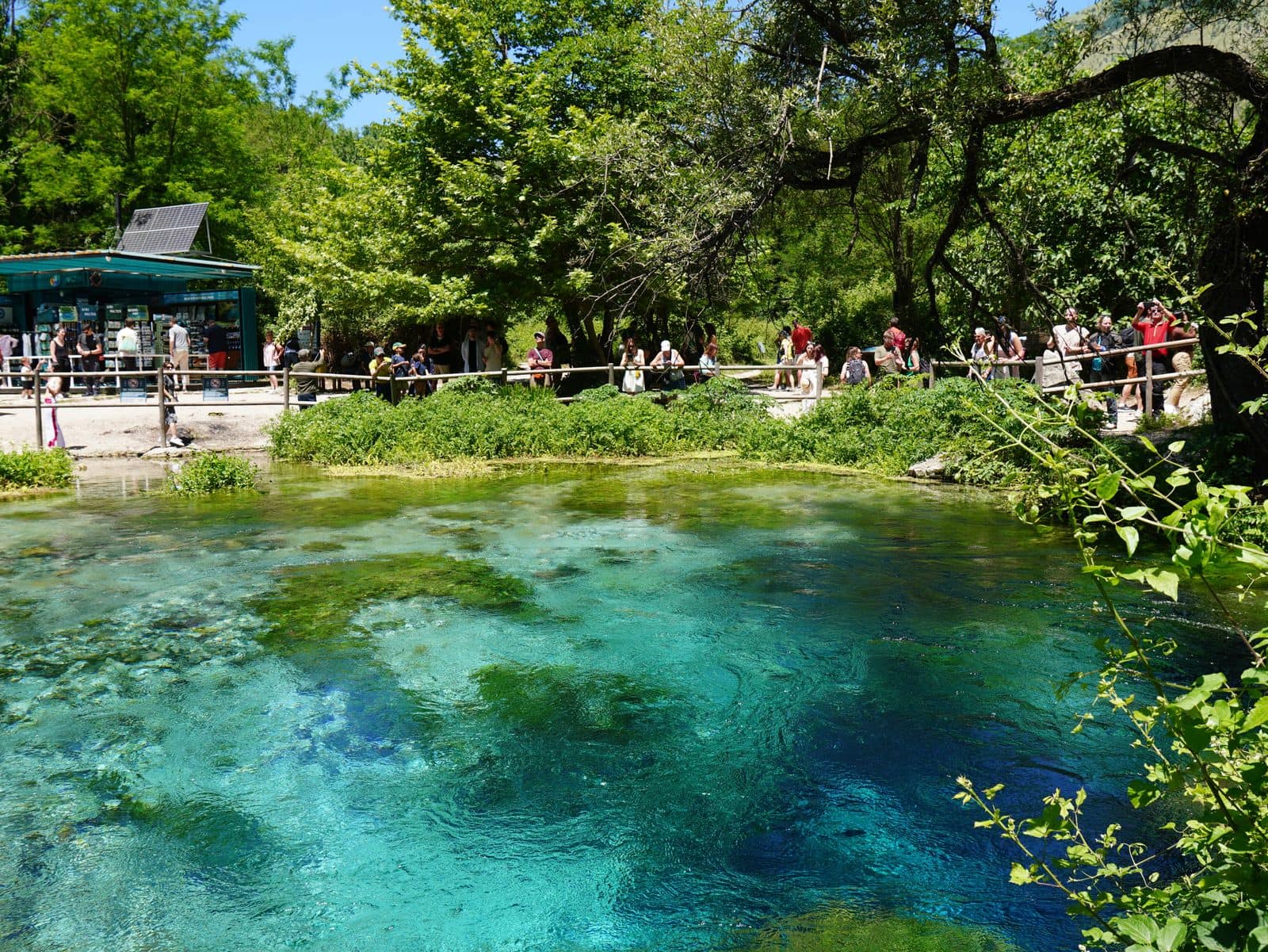 Gjirokastër, Albânia: 8 dicas para a cidade de pedra e o castelo 9 Nascente turquesa do Olho Azul a caminho do mar