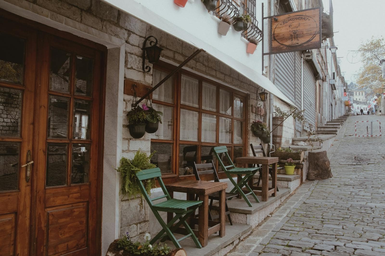 Gjirokastër, Albânia: 8 dicas para a cidade de pedra e o castelo 4 Rua de pedra do Velho Bazar em Gjirokastër