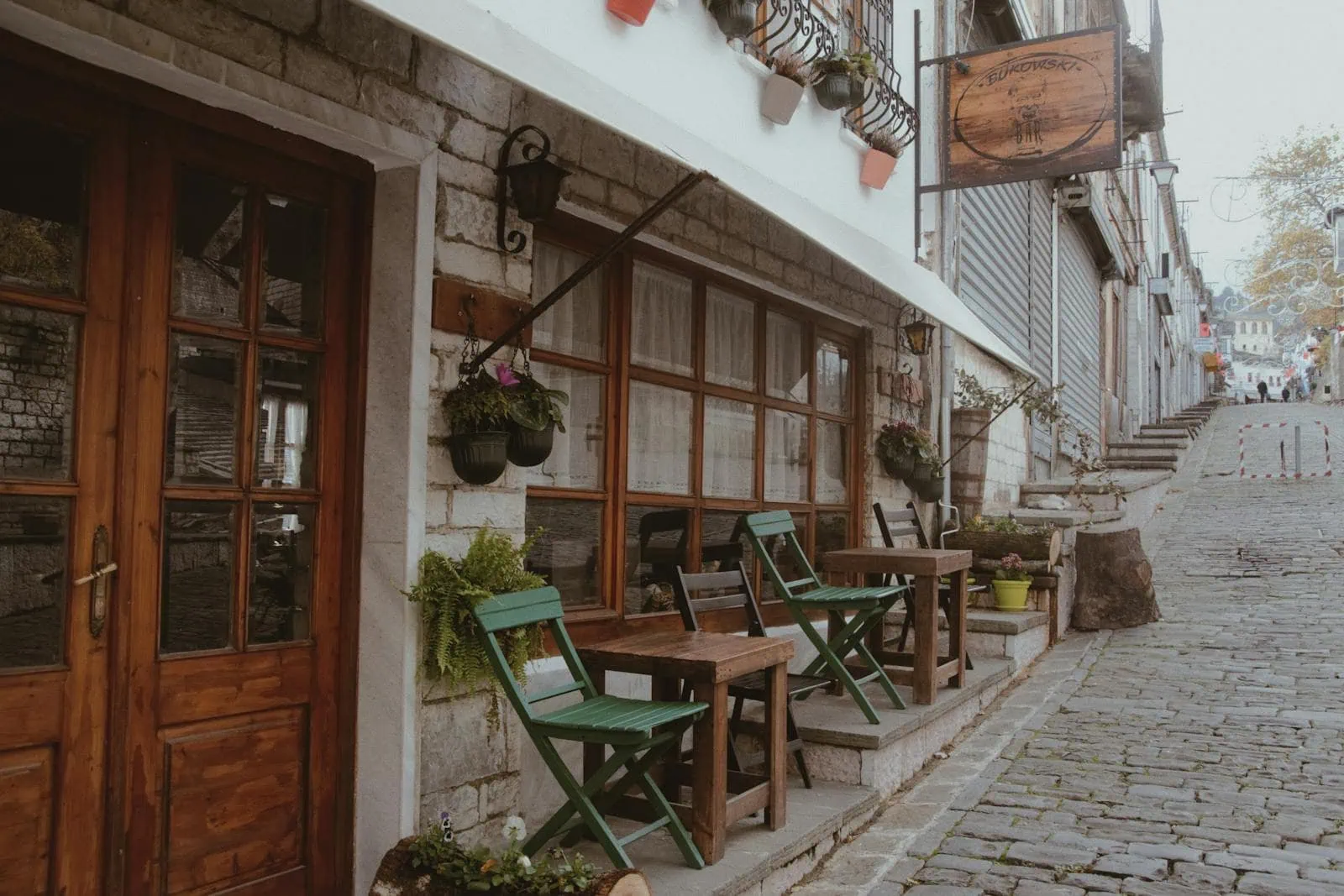 Gjirokastra i Albanien: 8 tips för stenstaden och borgen 3 Den stenlagda gatan i gamla basaren i Gjirokastra