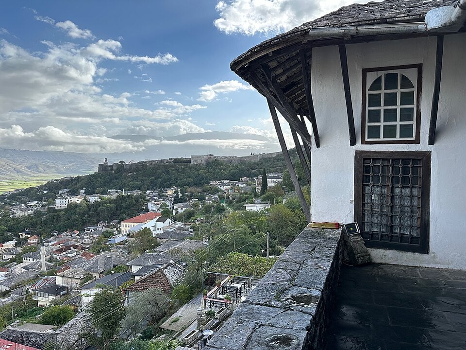 Gjirokastër, Albânia: 8 dicas para a cidade de pedra e o castelo 5 Vista do castelo a partir da casa otomana Zekate House