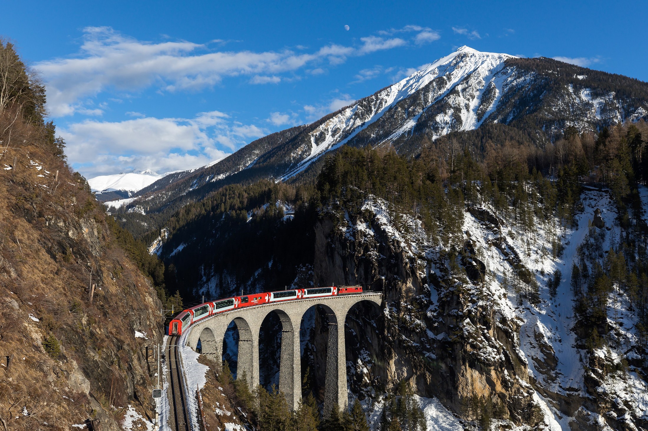 Tåg i Schweiz: Glacier Express, Bernina Express & co + priser 2026 3 Glacier Express på Landwasserviadukten på vintern